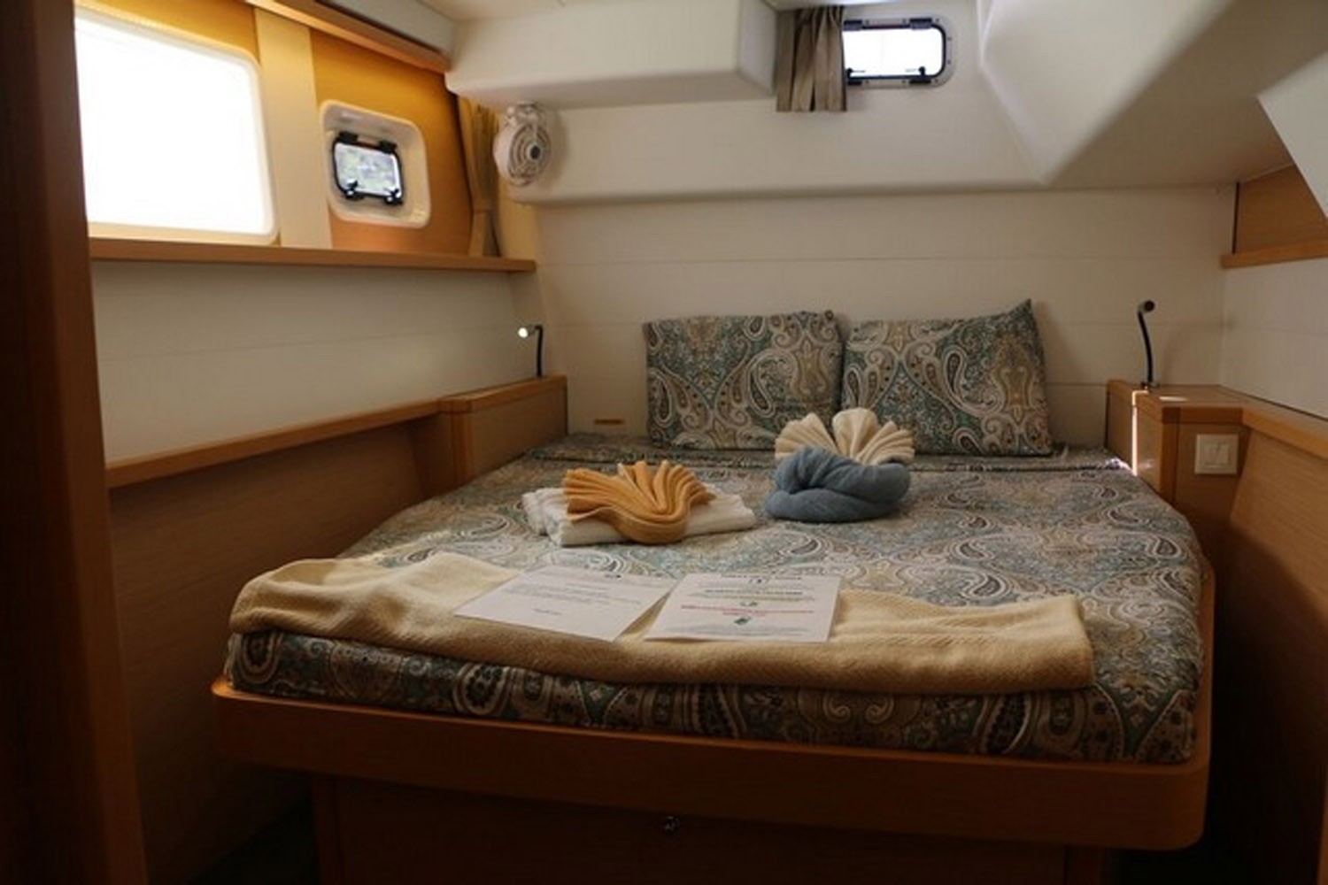 Used Sail Catamaran for Sale 2018 Lagoon 450 F Layout & Accommodations